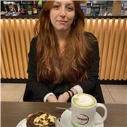 Studentessa di lettere impartisce lezioni di materie umanistiche